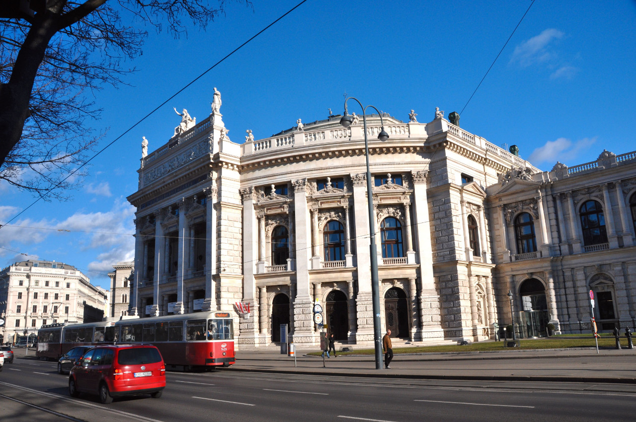 |Burgtheater auf der anderen Ringstraßenseite gegenüber dem Rathaus